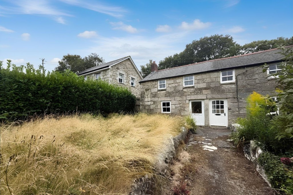 Lot: 182 - SEMI-DETACHED COTTAGE FOR UPDATING - Front of property